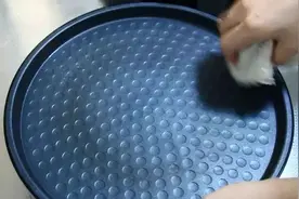 电饼铛清洗很费劲，总是油腻腻！用这个办法轻松搞定图片