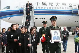 2016年余旭因跳伞失败牺牲，葬礼上36万群众送别，高举余旭黑白照图片