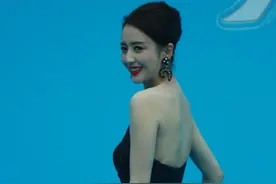 佟丽娅离婚后活出自我，穿“流光裙”大秀好身材，美得一点不低调图片