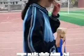 父亲去学校看女儿，无意中发现女儿在啃馒头，“苦衷”让人心疼图片