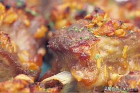 简单美味的蒜香烤排，焦香四溢，软烂营养，不错的家常美食图片