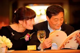 宗庆后42岁摆地摊卖冰棍，创立“饮料界航母”！75岁再直播送货图片