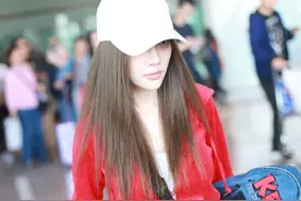 李小璐在机场真高调，一身红色运动服配小白鞋，比00后还敢穿图片