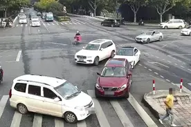 特警车突然被拦下！他们出手了……图片
