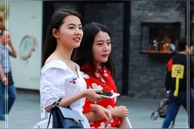时尚街拍：姐妹花逛街，不同风格魅力十足，路人纷纷回头图片