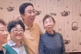 冯巩亲姐罕露面，站弟弟身旁一看就是一家人！冯巩却和妹妹更熟？图片