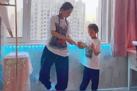 甜馨身高到李小璐胸脯了，跟妈妈穿亲子装很和谐，不过太嘻哈风了图片