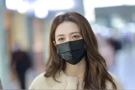 街拍：徐璐羊羔绒外套+牛仔裤+白色运动鞋简约时尚图片