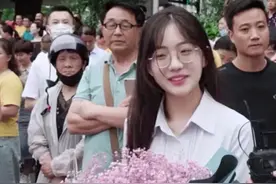 满天星小姐姐表白丁真，只想安静地当个“花痴”，还为他鸣不平图片