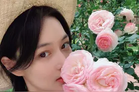 张馨予 身穿香芋紫长袖T恤，休闲文艺，闭目嗅花侧颜精致图片