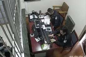 公安局长是黑老大，审讯时200多天不开口，突然有一天唱起了《从头再来》图片