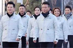 央视主持方队齐步走，康辉精神抖擞似标兵，李梓萌大背头帅过教官图片