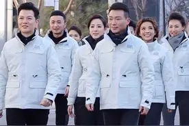 央视主持方队齐步走，康辉精神抖擞似标兵，李梓萌大背头帅过教官图片