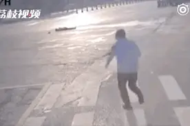 执勤交警晕倒，公交司机“百米冲刺”紧急救助图片