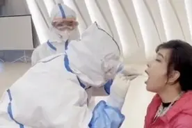 65岁刘晓庆做核酸检测被拍，张大嘴怕得闭眼，衣着艳丽显土气图片