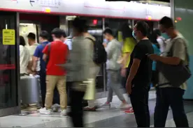 为了抓住地铁里的“咸猪手”，北京“猎狼”民警在行动图片