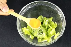 在苦瓜里加一勺蜂蜜，不懂为什么，每家每户用得上视频封面
