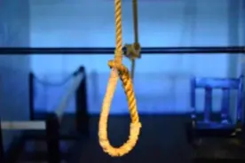 印度年轻女子新婚两天后被发现吊死家中，现场镜子上留下一行文字图片