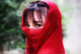 仙女李子柒：6岁爸爸去世被继母虐待，14岁辍学打工，22岁拍视频图片