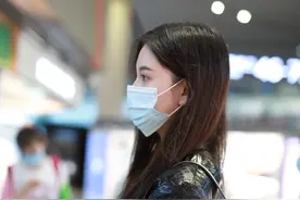 夏天高级又清爽的奶油白包包，宋妍霏、宋轶都抢着背图片