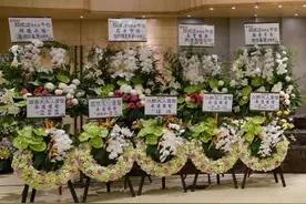 铺王邓成波猝逝，曝660亿资产未立遗嘱，私生子首揭身份献花圈图片