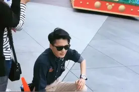 迪斯尼工作小姐姐走红了，只因帅得超越男人，网友：我要嫁给她图片