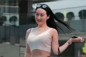 街拍：东北花裤衩穿出国际范，“辣妈”新时尚图片