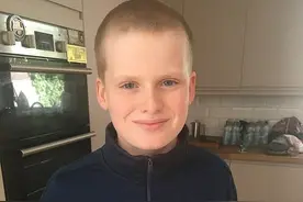 英国男孩脖子和锁骨上长俩小肿块却没告诉妈妈，一查癌症已扩散图片