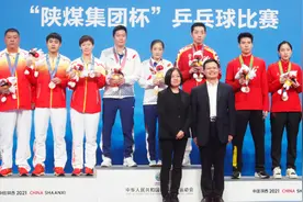 昕雯组合全运夺金太不容易，领奖台上许昕特意将C位让给刘诗雯图片