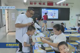株洲市教育局相关负责人接听企业服务专线 解答高层次人才子女入学政策图片