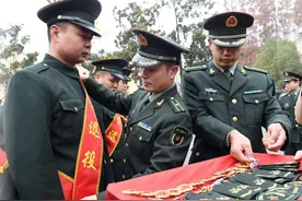 有人称“退役”、有人称“退伍”，到底一样吗？搞混就闹笑话了图片