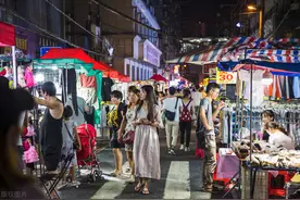 广州美女摆地摊，靠着卖袜子一年狂赚73万，看看人家的赚钱方法图片
