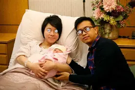 新生儿出生后，第一个抱娃的人很重要，并非迷信而是有一定依据的图片