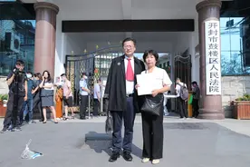河南“错换人生28年”案开庭：涉事医院认可工作失误致错抱，但出示新证据图片
