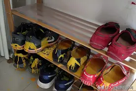 河南：小区业主家门被泼油漆，现场一片狼藉，警方介入调查图片