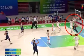 队员倒地！广东男篮主教练杜锋与裁判理论，宏远老板的表情亮了图片