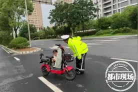 南昌：交警拦下没戴头盔的女子，她突然嚎啕大哭图片