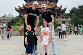 周鹏与娇妻出钱出力，支持家乡武汉能够战胜疫情图片