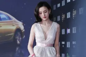 宋祖儿小小年纪“放的开” 穿深V礼服凹造型“藏不住”的事业线点图片