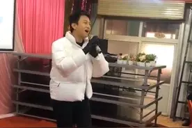 邓超又去蹭婚礼！简陋舞台上深情演唱，观众听到入迷反应好冷淡图片