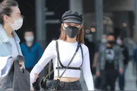 街拍：过膝盖的靴子很有特点，捂得这么严实，脱下来脚气很重吧？图片