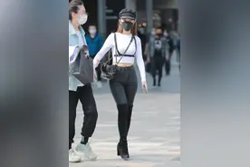 街拍：过膝盖的靴子很有特点，捂得这么严实，脱下来脚气很重吧？图片