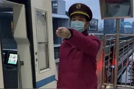 地铁头班车司机：地铁开起来了，城市也就好起来了图片