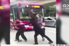 小车车主与公交司机在马路上，从拳打脚踢演变斗殴，场面十分激烈视频封面