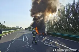 油罐车起火 消防员紧急出动 成功将火扑灭图片