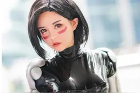胶衣cosplay有多种颜色，为何都只关注黑色图片