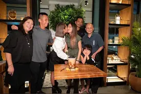 洗米华大女儿19岁生日，百万奢华玩具令人羡慕，和家人开心合影图片