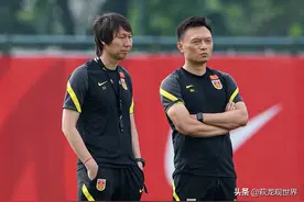 CCTV5直播中国队VS关岛！对手像一个练习沙包？李铁净胜球使劲捞图片
