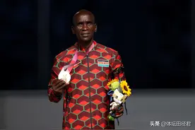 奥运首次！男女马拉松颁奖仪式同时进行 肯尼亚2金1银升起3面国旗图片