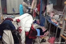 女寝比男寝还乱, 睡觉还都躺一起? 太邋遢了!图片